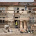 découvrez qui contacter pour vos travaux extérieurs sur une maison ancienne et bénéficiez de conseils d'experts pour restaurer et valoriser votre propriété.